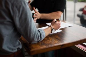 Entretien entre deux collaborateurs
