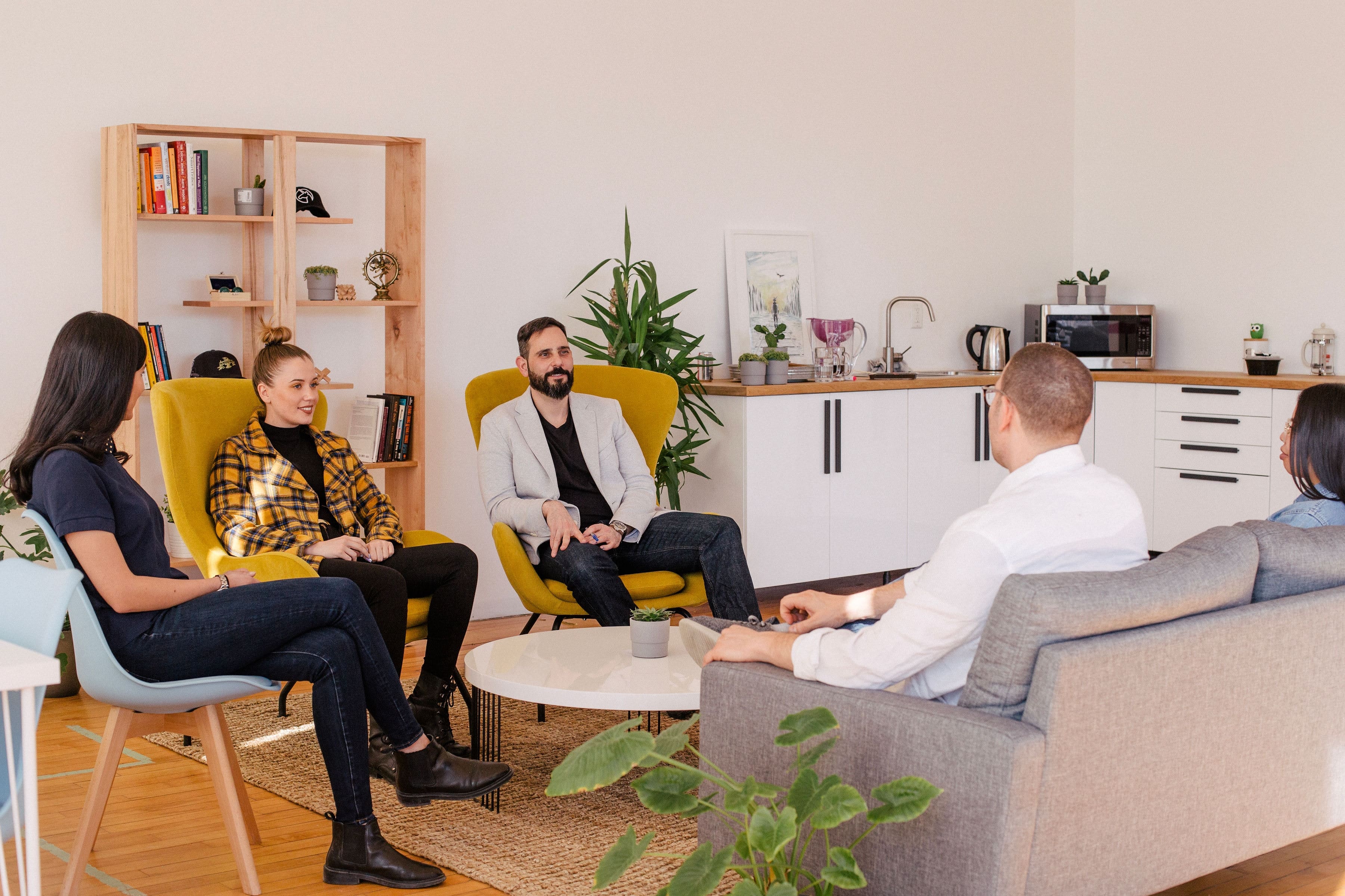 Des collaborateurs assis lors d'une réunion d'intégration pour un nouveau collaborateur
