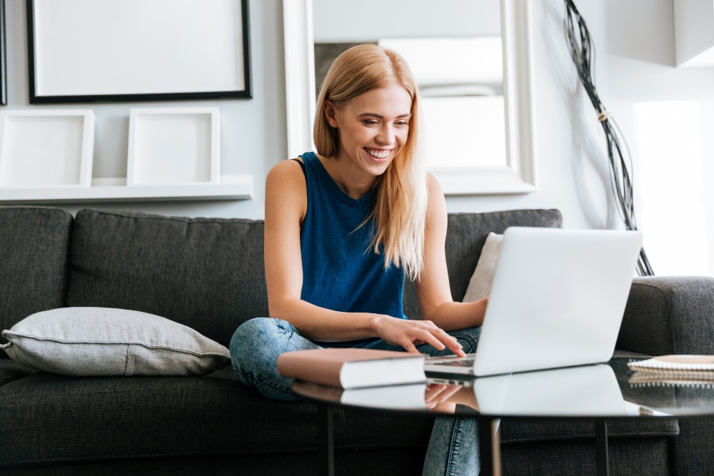 Jeune femme en télétravail depuis son salon